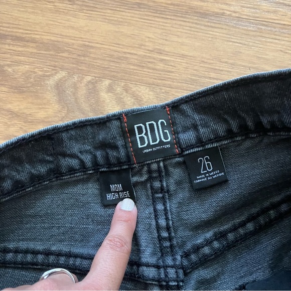 Urban Outfitters BDG Black Mom High-Rise Jean Shorts Cuffed Button Fly Size 26 - Picture 5 of 9